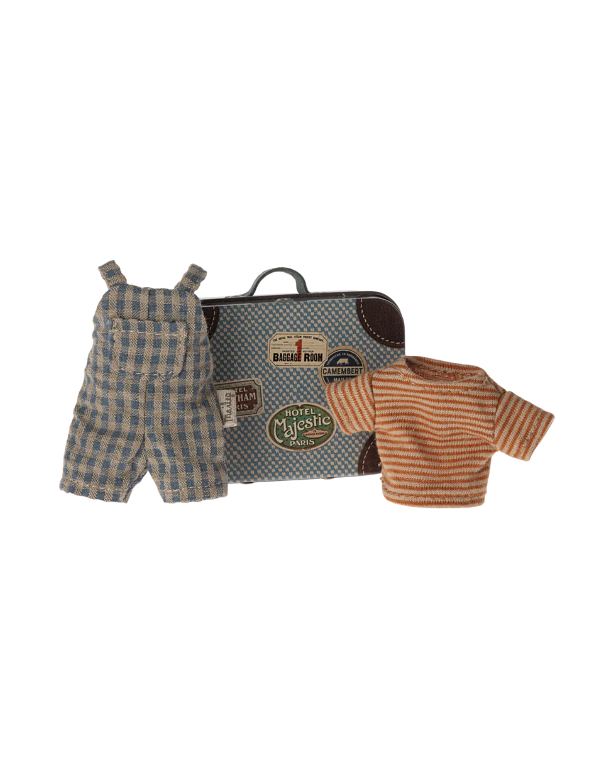 Dress up your big brother mouse in style with the Maileg Overalls & Shirt set, neatly packed in a convenient suitcase for dollhouse play