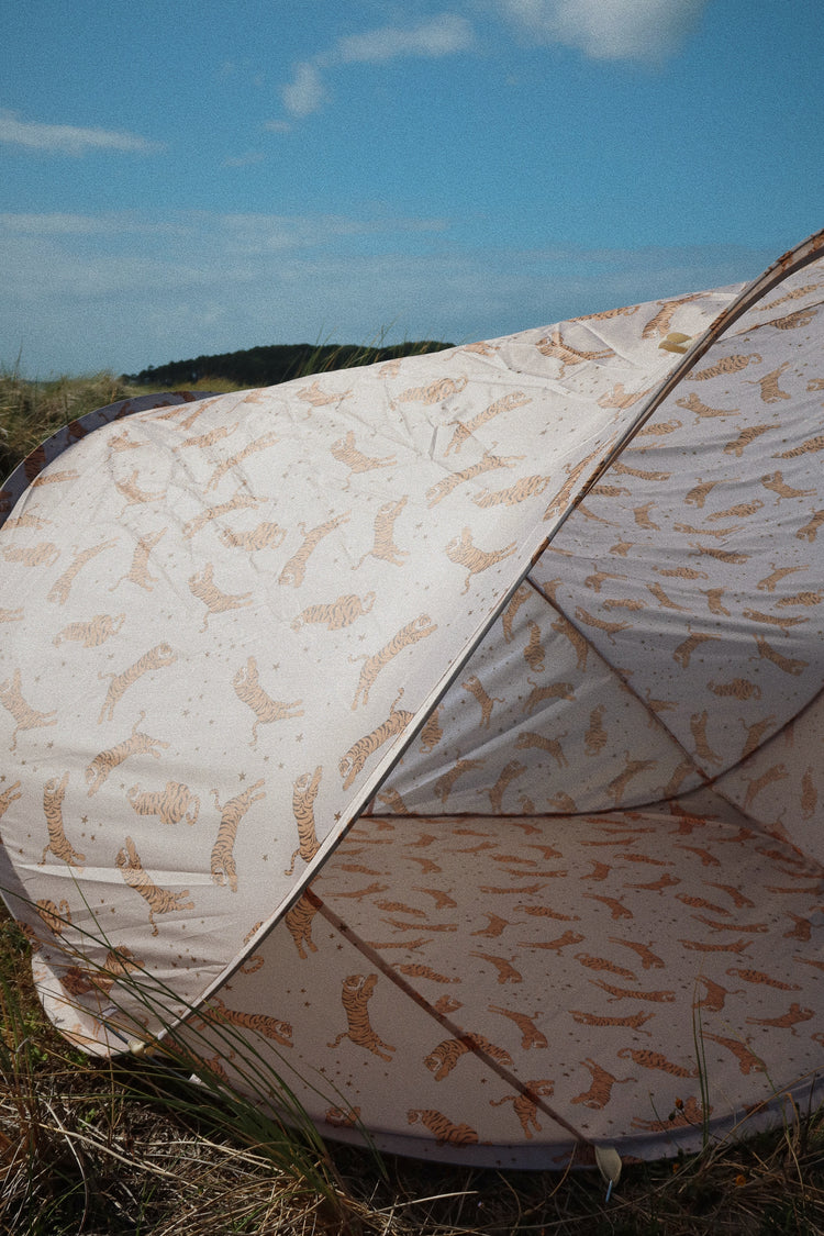 Pop Up Beach Tent: Easy Setup Sun Protection for Sunny Days