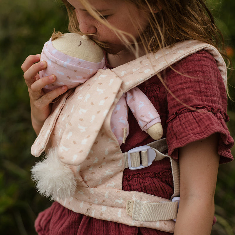 Dinkum Dolls Cottontail Carrier Lapin: Stylish Doll Accessory